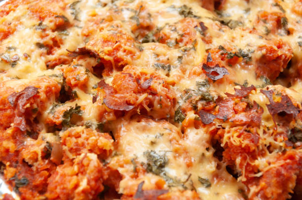 gebackenes huhn parmigiana mit geschmolzenen mozarella und tomatensauce. - parmesan cheese chicken veal salad stock-fotos und bilder