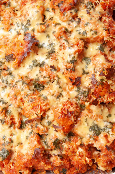 gebackenes huhn parmigiana mit geschmolzener mozarilla und tomatensauce. - parmesan cheese chicken veal salad stock-fotos und bilder