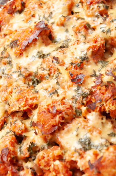 gebackenes huhn parmigiana mit geschmolzener mozarilla und tomatensauce. - parmesan cheese chicken veal salad stock-fotos und bilder