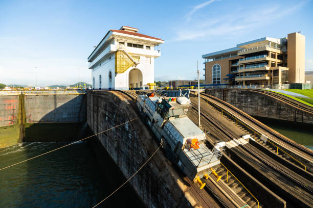 파나마 운하에서 미라플로레스 잠금의 "뮬" 전기 기관차 - panama canal panama canal construction 뉴스 사진 이미지