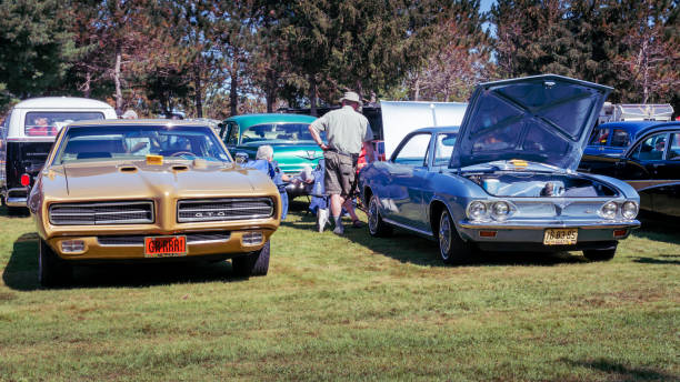 1969 pontiac gto convertible & 1966 chevrolet corvair - pontiac gto imagens e fotografias de stock