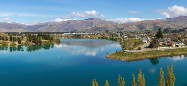 vue aérienne de fleuve de cromwell et de kawarau, nouvelle-zélande - kawarau river photos et images de collection