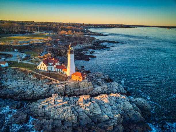 image de drone aérien du phare le plus célèbre du maine le phare de tête de portland sur la baie de casco - fresnel photos et images de collection