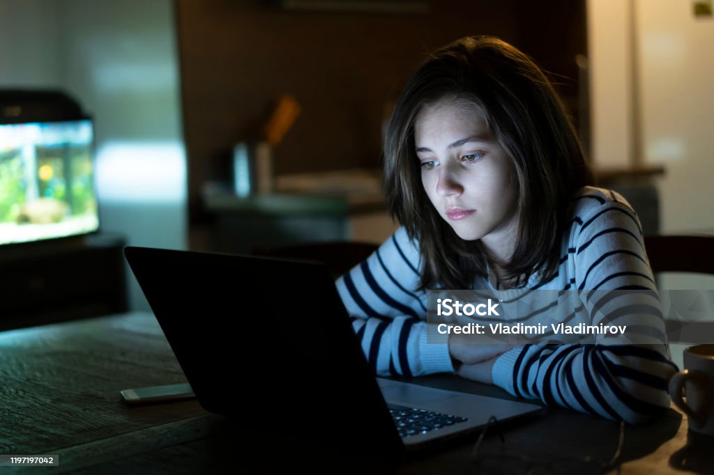 Adolescente davanti al computer a tarda notte - Foto stock royalty-free di Cyberbullismo