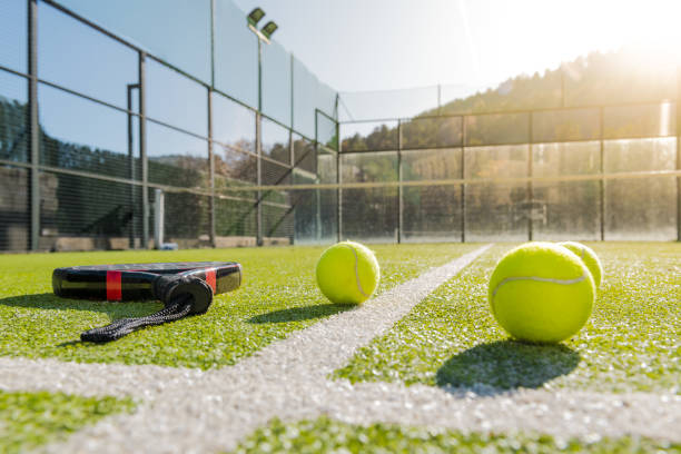 pista de pádel al aire libre con raqueta y pelotas - tennis indoors court ball fotografías e imágenes de stock
