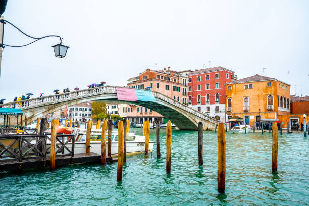 turistas na ponte deponte degli scalzi, uma de quatro pontes para atravessar a via navegável/canaleta grande do canal na cidade de veneza, italy - ponte degli scalzi - fotografias e filmes do acervo