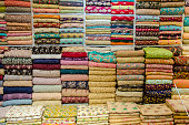 bunte-textilien-aus-indien-und-pakistan.jpg?b=1&s=170x170&k=20&c=Gv4CQC6wfVdjOc4XcDXhkQ5HhIC6BW5P4KKdvfIyqrs=