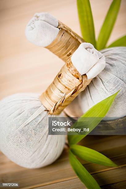 Foto de Luk Pra Kobus Kob Massagem Selos e mais fotos de stock de Aromaterapia - Aromaterapia, Bambu, Bem-estar