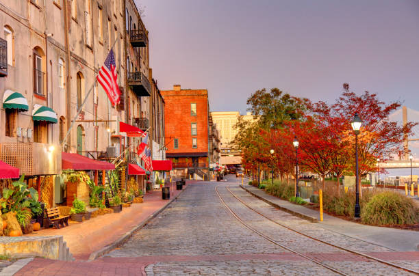 storica river street a savannah - georgia foto e immagini stock