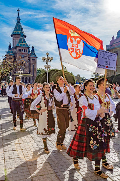 парад сербских народных костюмов из баната, румыния - parade music music festival town стоковые фото и изображения