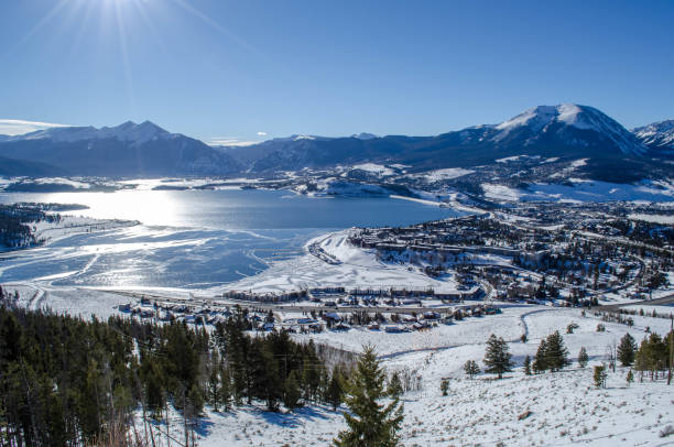 lago dillon en el invierno - colorado coniferous tree mountain range mountain fotografías e imágenes de stock