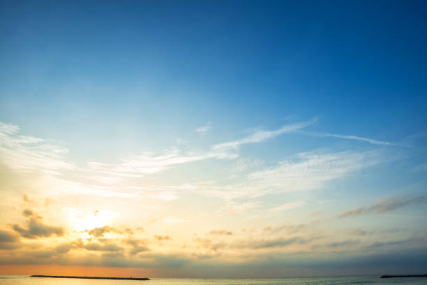 海の上の美しい早朝の日の出地平線、白い雲の日没と青空の背景のテクスチャ。 - beach nature outdoors overcast ストックフォトと画像