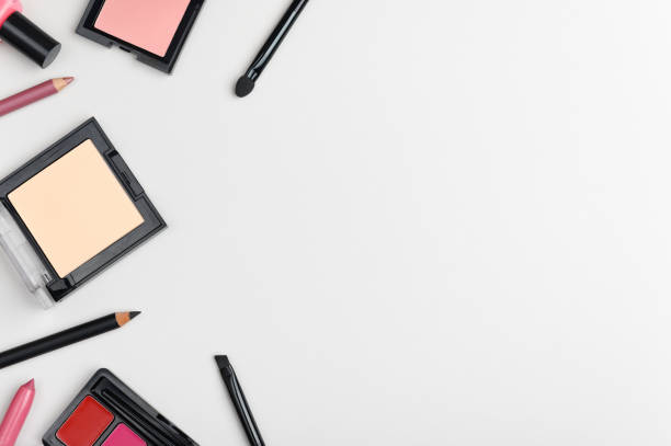 les femmes cosmétiques de maquillage fond élégant avec la place pour le texte. poudre faciale, crayon eye-liner, bordure à fard à joues sur fond gris clair. maquillez la composition de vue supérieure de produits avec le revêtement et les brosses de  - lip liner photos et images de collection