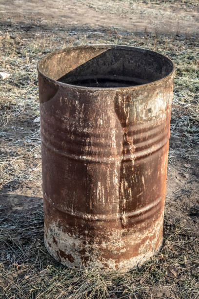 barril oxidado viejo - cargo container metal container rough fotografías e imágenes de stock