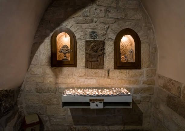 팔레스타인 베들레헴의 밀크 그로토 교회에서 조명 촛불을 위한 장소 - cave church 뉴스 사진 이미지