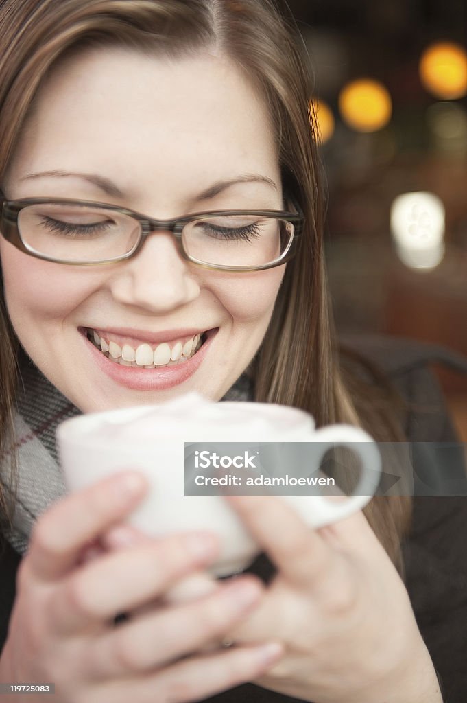 Mädchen trinken Sie einen Latte Macchiato - Lizenzfrei Alkoholfreies Getränk Stock-Foto