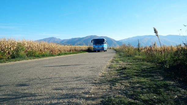 시골 시골 길을 지나가는 빈티지 밴 버스 드라이브 - pullman car 뉴스 사진 이미지