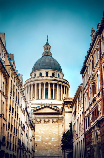 skyline von paris, blick zwischen den dächern des linken ufers (rive gauche) in paris auf das richtungsweisende neoklassizistische pantheon-gebäude, frankreich - pantheon paris paris france france europe stock-fotos und bilder