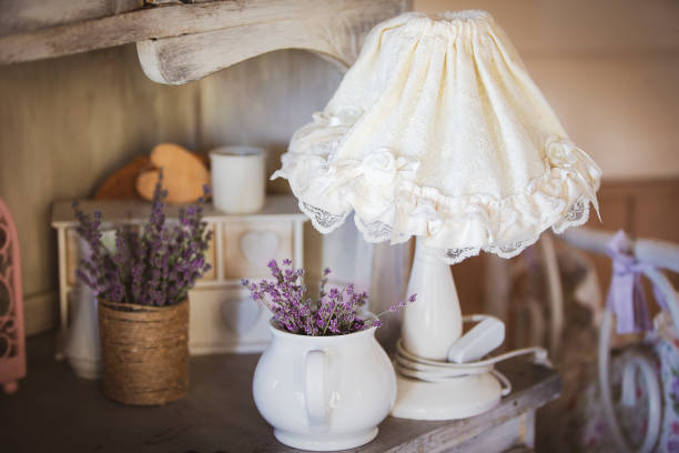nature morte dans le style de la provence. les fleurs sèches blanches de lavande d'abat-jour d'abat-jour se tiennent sur une table - flower pot vase purple decor photos et images de collection