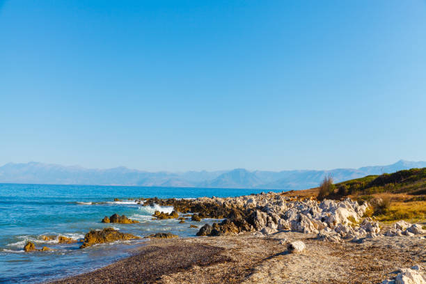 skalista plaża na wyspie korfu - travel destinations rocky coastline moody sky clear sky zdjęcia i obrazy z banku zdjęć