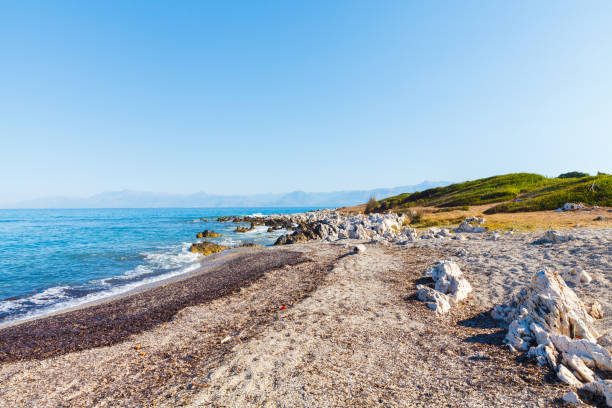 skalista plaża na wyspie korfu - travel destinations rocky coastline moody sky clear sky zdjęcia i obrazy z banku zdjęć