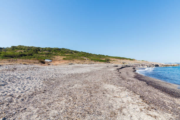 skalista plaża na wyspie korfu - travel destinations rocky coastline moody sky clear sky zdjęcia i obrazy z banku zdjęć