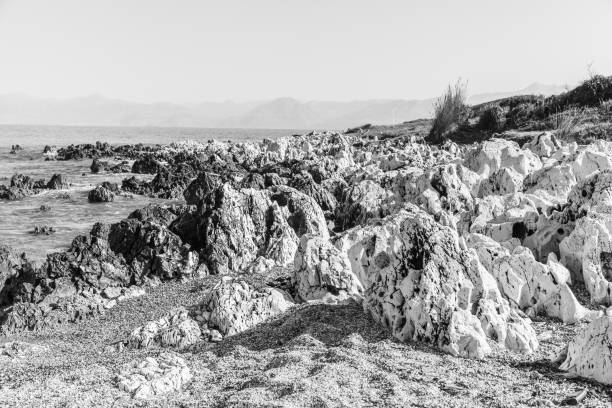 skalista plaża na wyspie korfu - travel destinations rocky coastline moody sky clear sky zdjęcia i obrazy z banku zdjęć