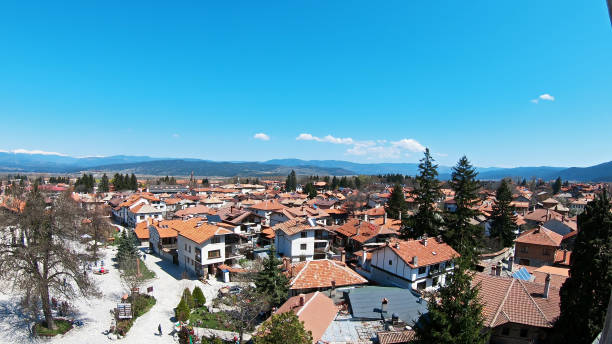バンスコの町、ブルガリアの有名なスキーの中心と世界スキーカップの冬のリゾートのパノラマ空中写真 - バンスコ 写真 ストックフォトと画像