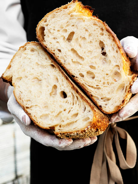 빵을 들고 손을 잡고, 사워 도우 빵, 흰 빵의 큰 덩어리를 들고 남성 손의 클로즈업 이미지. - soda bread bread brown bread loaf of bread 뉴스 사진 이미지