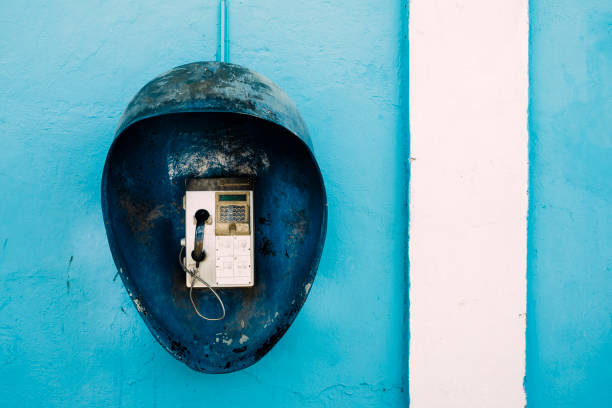 общественный телефон, сьенфуэгос, куба - coin operated pay phone telephone communication стоковые фото и изображения