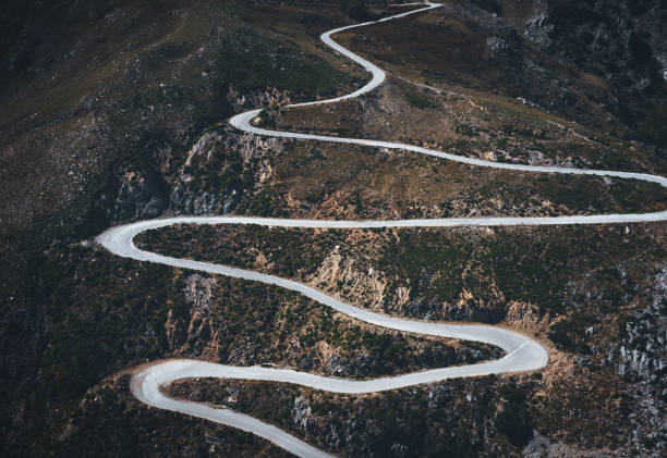 winding mountain road - steep imagens e fotografias de stock