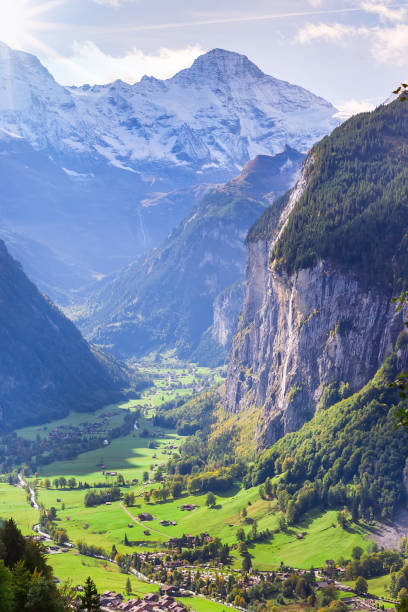 vista aerea della valle di lauterbrunnen nelle alpi svizzere, svizzera - summer bernese oberland mountain range mountain foto e immagini stock