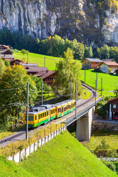 lauterbrunnen, svizzera vista casa alpina - jungfrau region foto e immagini stock