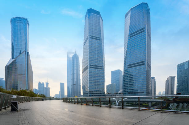 현대 도시는 상하이, 중국의 lujiazui 금융 센터에 내장되어 있습니다 - bridge architecture shanghai construction frame 뉴스 사진 이미지