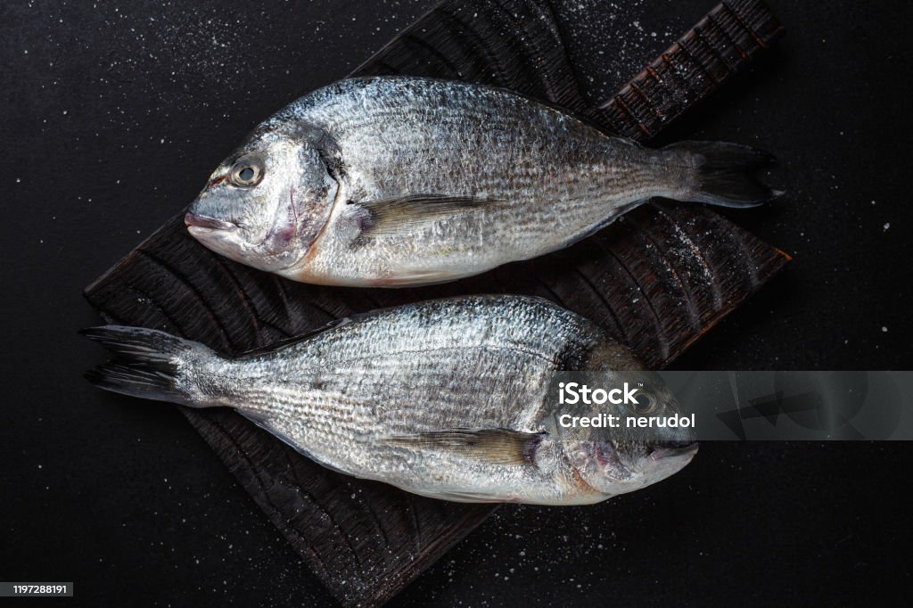 Peixes de Dorado na tabela - Foto de stock de Peixe royalty-free Peixes de Dorado na tabela - Foto de stock de Peixe royalty-free