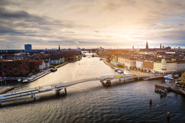 코펜하겐 의 도시 경관 : 바다의 현대적인 건축물 - 코펜하겐 뉴스 사진 이미지