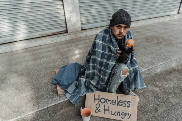 여러 도시에 사는 노숙자그분은 그에게 필요한 모든 것을 주기 위해 친절한 사람들의 도움이 필요하리라. - pauper 뉴스 사진 이미지