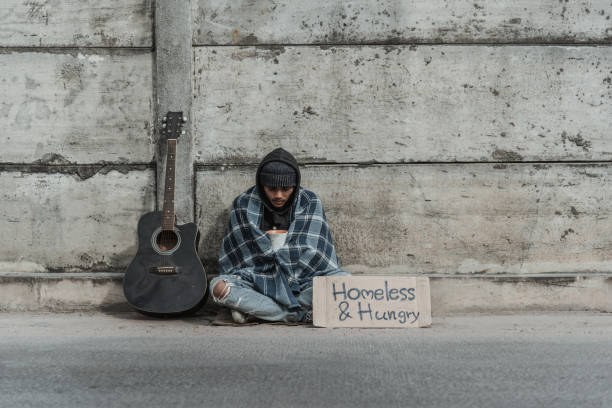 anciano sin hogar perdió su casa y se quedó solo con el equipaje sentado y sufriendo en la estación de tren - homelessness men white black fotografías e imágenes de stock