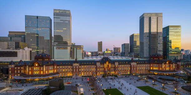 황혼의 도쿄 역 - tokyo station railroad station chiyoda ward building exterior 뉴스 사진 이미지