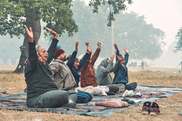 калькуттский майдан в ту�манное зимнее утро - yoga winter urban scene outdoors стоковые фото и изображения