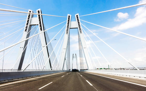 Ponte di protezione solare con strada empy sul cielo blu. Colore vibrante. - foto stock