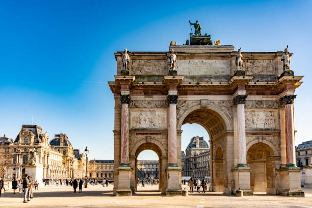 los turistas se reunieron alrededor del emblemático emblemático carrousel arc de triumph. - arc de triomphe du carrousel fotografías e imágenes de stock