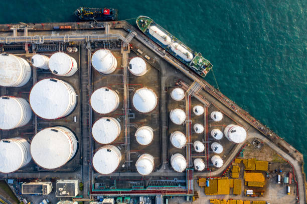 tanque de almacenamiento de petróleo en el puerto de tsing yi, hong kong - tank top fotografías e imágenes de stock