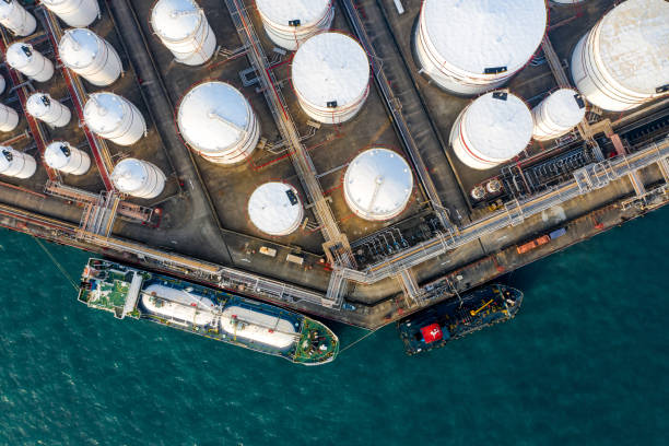 tanque de almacenamiento de petróleo en el puerto de tsing yi, hong kong - tank top fotografías e imágenes de stock