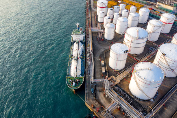 serbatoio di stoccaggio del petrolio nel porto di tsing yi, hong kong - industria chimica foto e immagini stock