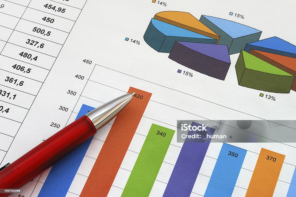 Finanzas informe con colorido gráficos y un lápiz rojo - Foto de stock de Analizar libre de derechos