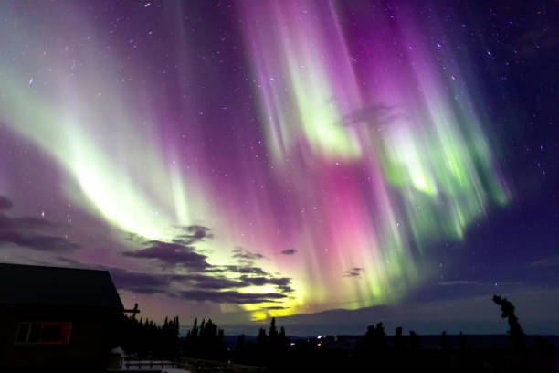 bella aurora boreale a fairbanks, alaska - fairbanks foto e immagini stock