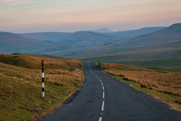 passagem de buttertubs entre thwaite e simonstone, yorkshire norte, inglaterra - swaledale - fotografias e filmes do acervo