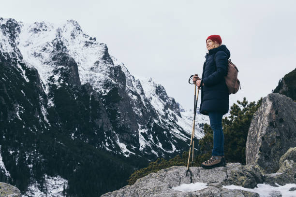 поход женщины в горах хай-татра зимой, словакия - tatra mountains healthy lifestyle leisure activity mountain стоковые фото и изображения