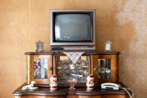 staroświeckie wnętrze - zabytkowy telewizor na stojaku - projection equipment home interior house living room zdjęcia i obrazy z banku zdjęć